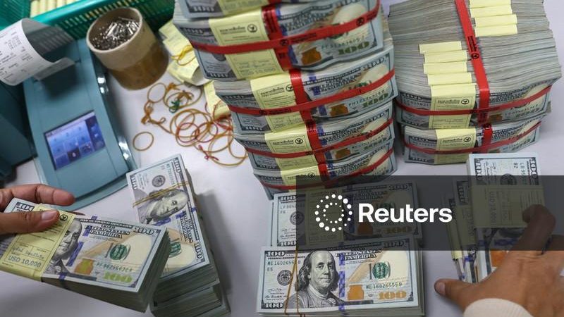 Dólar à vista fecha em alta de 0,83%, a R$5,0156 na venda