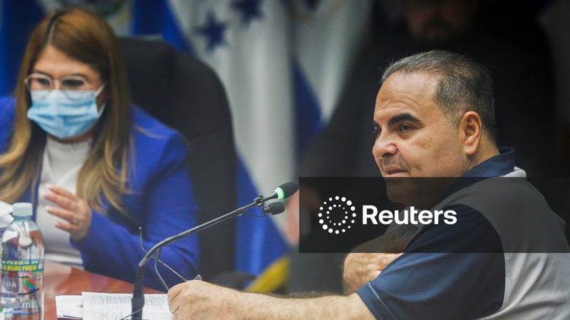El Salvador libera ex-presidente Saca após pena de 10 anos por corrupção