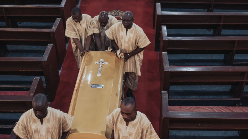 Pastor na Nigéria volta a enterrar fiéis dias depois de denunciar perseguição a cristãos