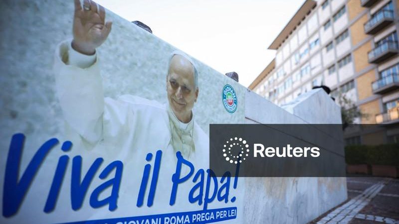 Papa Leão tem noite tranquila no hospital enquanto se recupera de cirurgia de câncer no pulmão