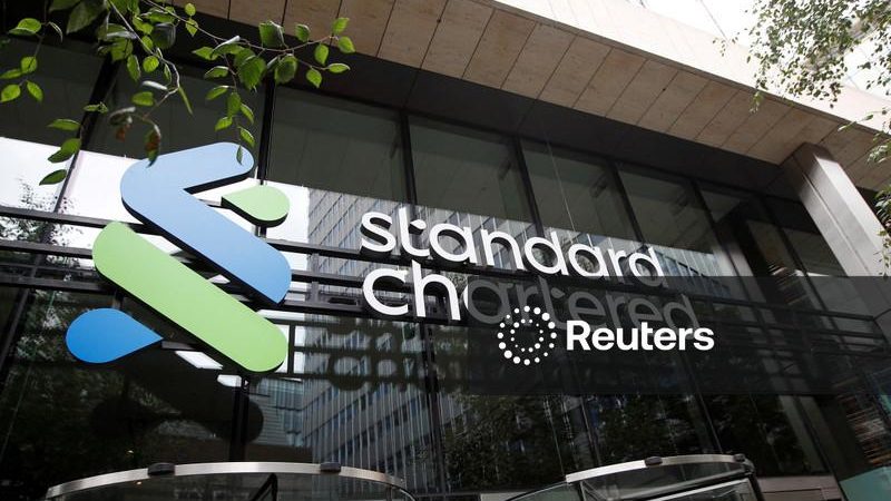 Ações do StanChart disparam após banco elevar metas para o ano e superar estimativas de lucro