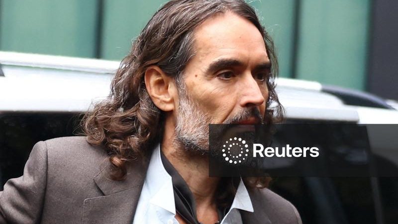 Russell Brand diz que amigos o abandonaram após acusações “devastadoras” de crime sexual
