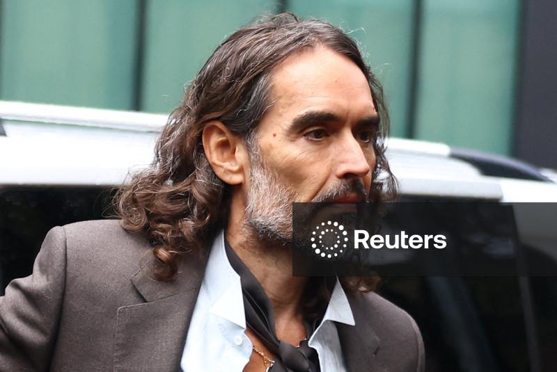 Russell Brand diz que amigos o abandonaram após acusações “devastadoras” de crime sexual