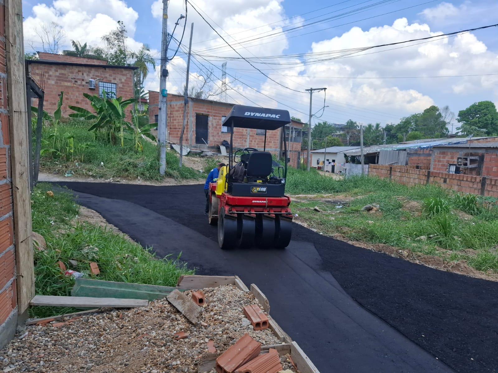 Prefeitura de Manaus conclui recuperação asfáltica da rua Lima, no Nova Cidade