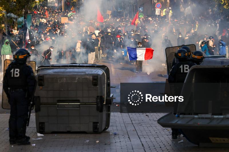 Professores franceses dizem que medidas educacionais do governo para conter protestos são insuficientes