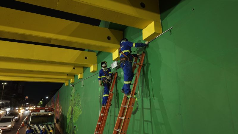 Prefeitura de Manaus reforça iluminação do viaduto Antônio Simões com projetores de LED e amplia segurança viária
