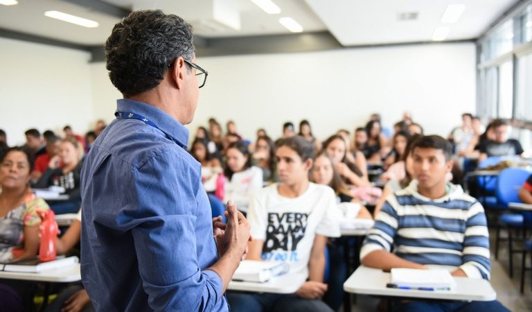 Rede de universidades federais acolhe professores e educadores vítimas de perseguição