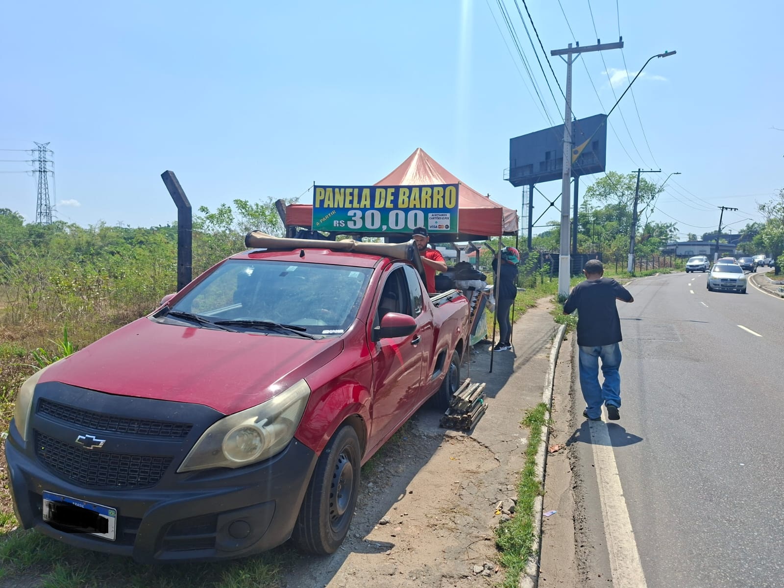 Prefeitura de Manaus notifica barraca por ocupação irregular de calçada e melhora circulação de pedestres na avenida Ephigênio Salles