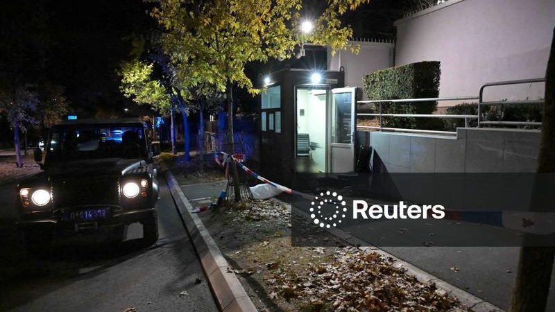 Policial mata agressor armado com faca em frente à embaixada de Israel na Sérvia