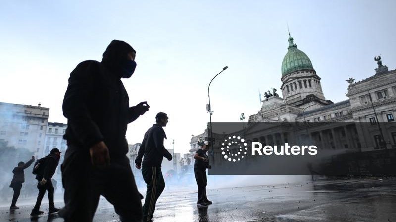 Grande manifestação universitária contra Milei termina em confrontos na Argentina