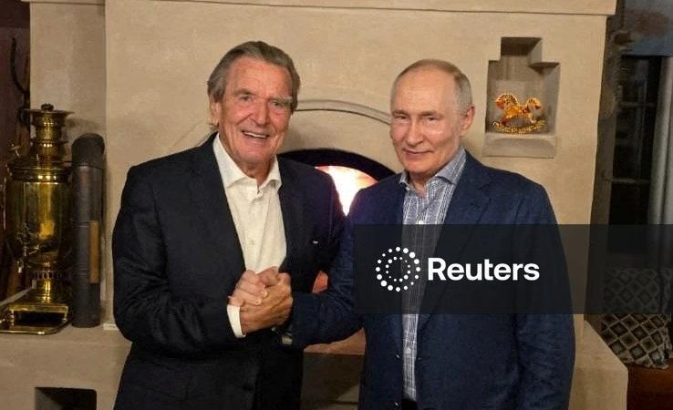 Merz se mostrou “indignado” com presença do ex-chanceler Schröder em aniversário de Putin
