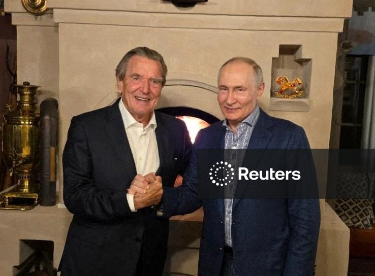Merz se mostrou “indignado” com presença do ex-chanceler Schröder em aniversário de Putin