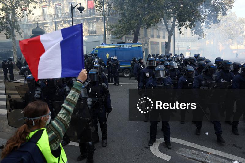 Macron promete que não haverá repetição de distúrbios enquanto Coletes Amarelos se mobilizam