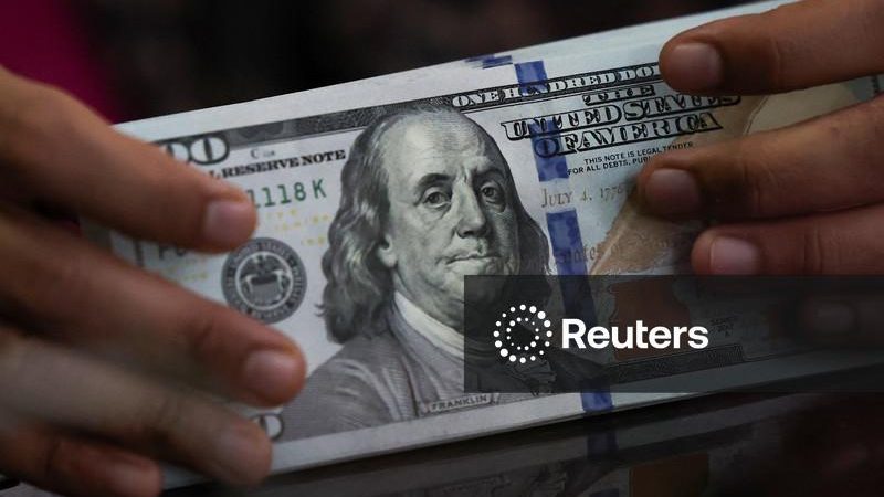 Dólar sobe na volta do feriado após pesquisa indicar empate técnico entre Flávio e Lula