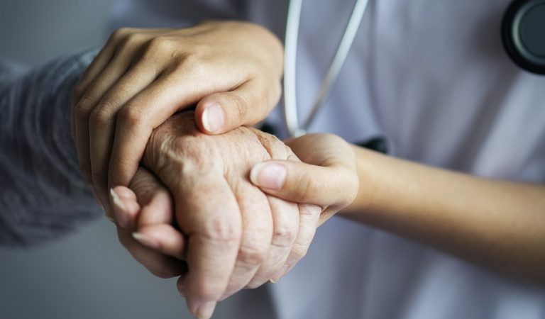 Cuidados paliativos e acolhimento a pacientes com doenças graves: no SUS tem