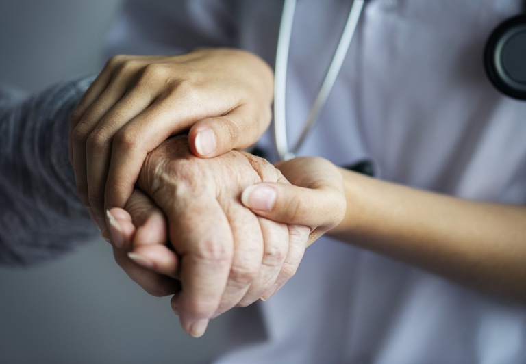 Cuidados paliativos e acolhimento a pacientes com doenças graves: no SUS tem