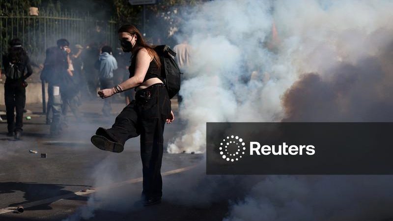 Estudantes incendeiam ao menos duas escolas em protestos crescentes na França