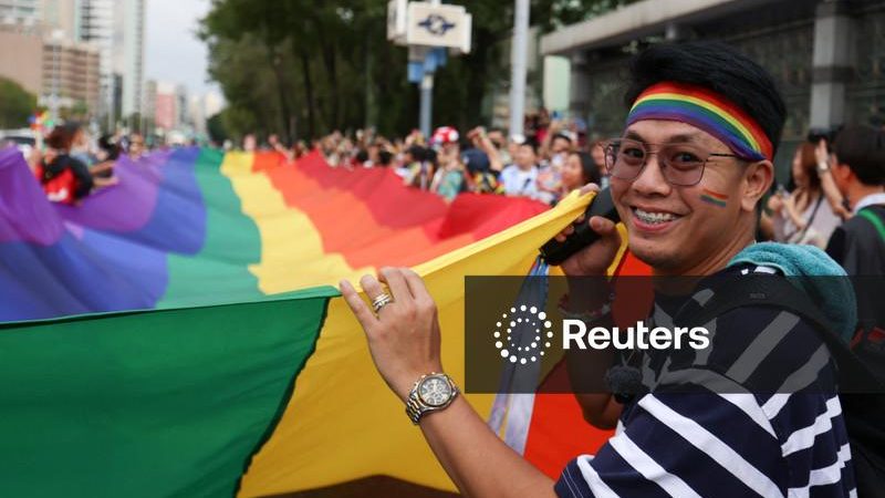 Prefeito de Taipé é recebido com indignação em evento Pride após batida policial em bar gay