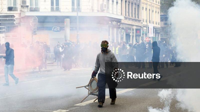 Estudantes franceses dizem que governo ofereceu acordo, mas eles querem mais