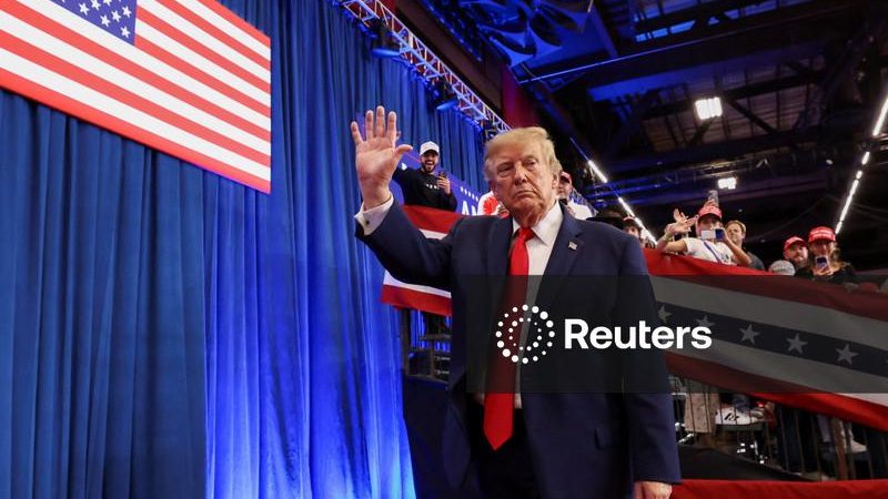 Trump diz que aprova ida de Flávio Bolsonaro aos EUA