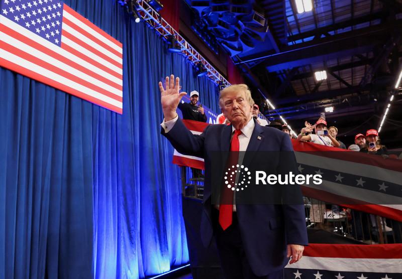 Trump diz que aprova ida de Flávio Bolsonaro aos EUA