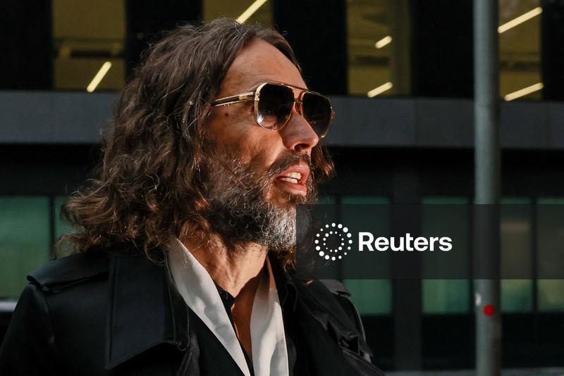 Mulher afirma em tribunal que comediante Russell Brand a tratou como animal