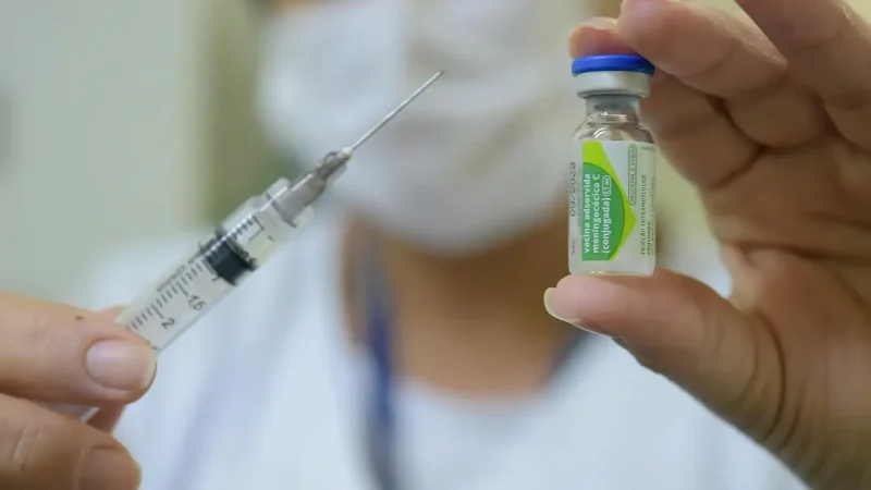 Saúde desenvolve painel para monitorar cobertura vacinal contra meningite em adolescentes