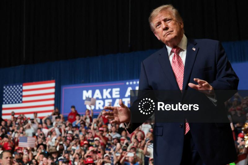 Trump adverte Kansas que EUA “arderão” como França se democratas vencerem
