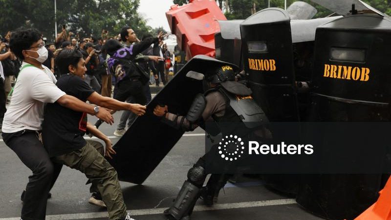 Com incêndios florestais se alastrando, estudantes indonésios protestam contra resposta do governo