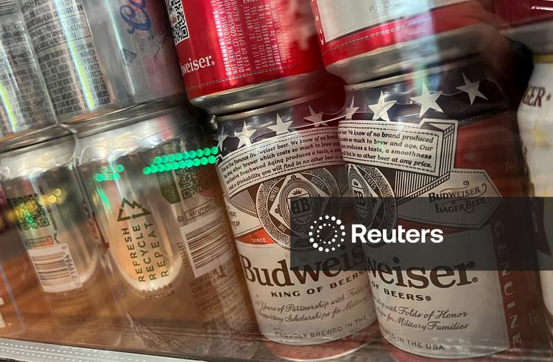 Fabricante da Budweiser, AB InBev, atinge previsões de lucro, mas custos aumentam