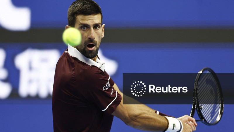 Djokovic supera Zverev e chega às semifinais do Aberto da China